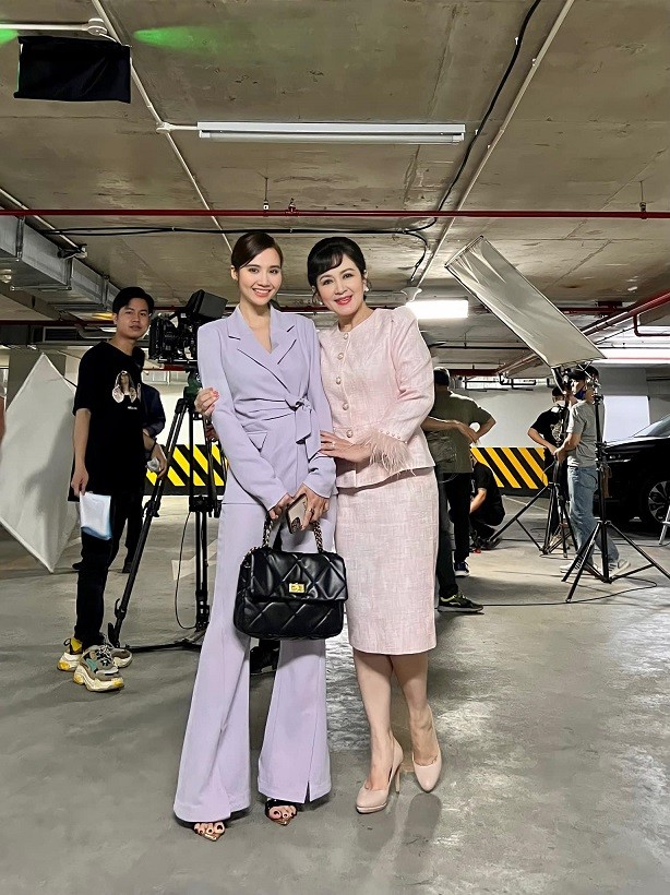 Vào vai mẹ con ruột trên phim Thương ngày nắng vềnhưng các tập đã phát sóng, nhân vật Trang và bà Nhung do Huyền Lizzie và NSND Minh Hòa thủ vai luôn ở thế đối đầu. Tuy nhiên ở hậu trường hai diễn viên rất vui vẻ, thân thiết. 