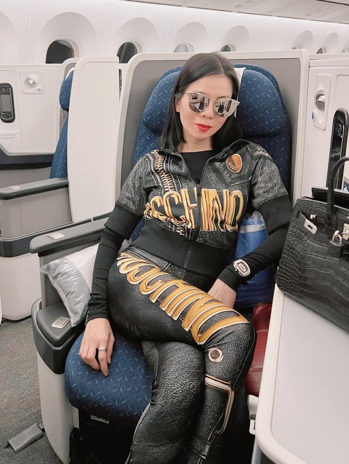 Lệ Quyên phối set đồ thun cùng đồng hồ và túi xách tiền tỷ. Dùng hàng hiệu 'từ đầu đến chân' vốn là phong cách yêu thích của Lệ Quyên mỗi khi ra sân bay. Trong chuyến công tác Australia mới đây, người đẹp mang theo 8 vali để chứa hết số quần áo hàng hiệu.