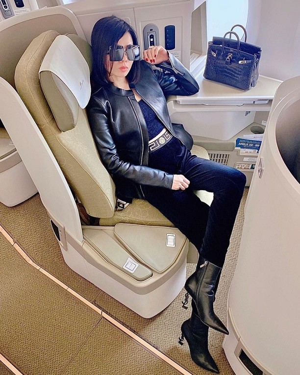 Thời trang sân bay toàn hàng hiệu của nữ ca sĩ Lệ Quyên