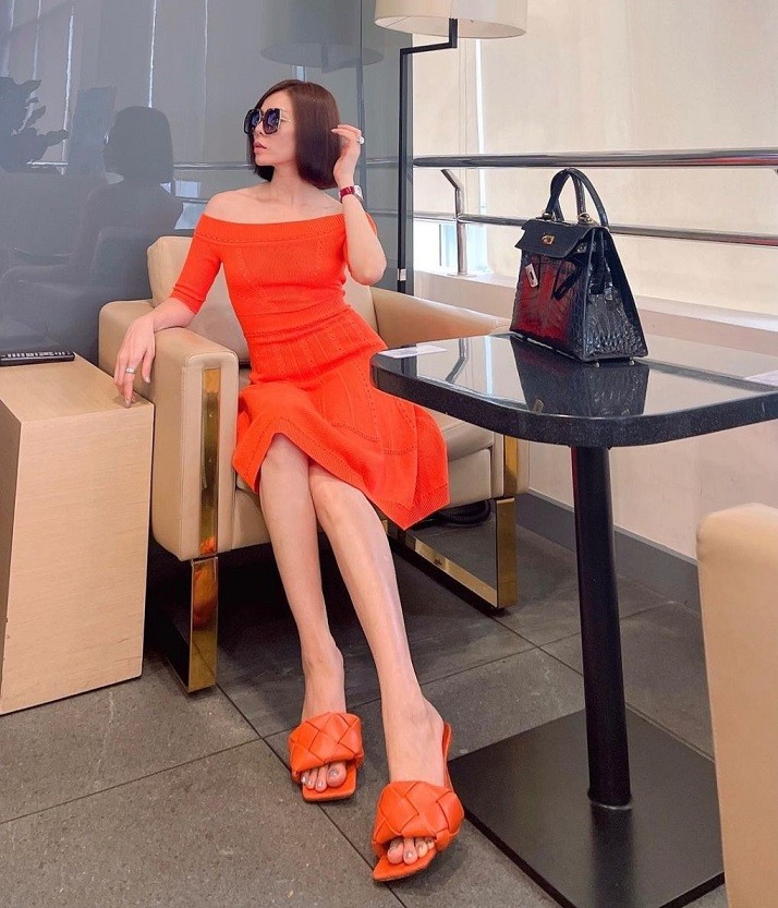 Thời trang sân bay toàn hàng hiệu của nữ ca sĩ Lệ Quyên