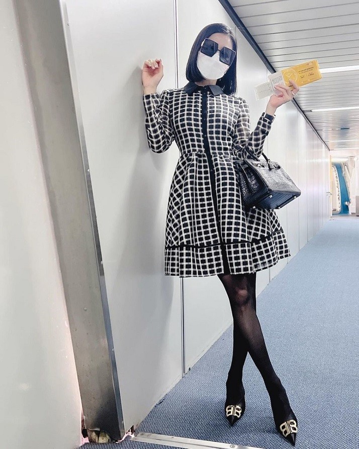 Thời trang sân bay toàn hàng hiệu của nữ ca sĩ Lệ Quyên