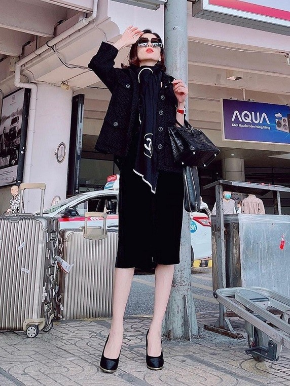 Thời trang sân bay toàn hàng hiệu của nữ ca sĩ Lệ Quyên