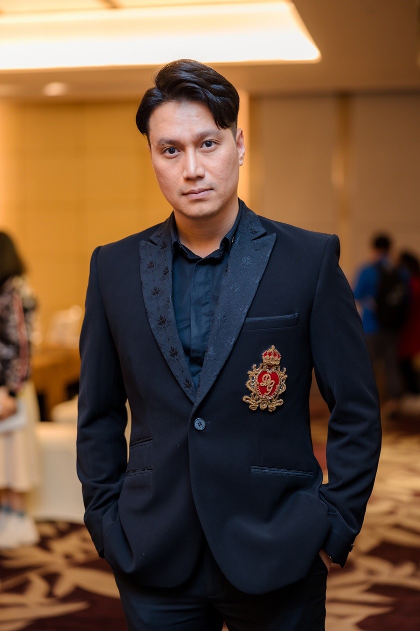 Nam diễn viên vào vai người đàn ông gặp sóng gió hôn nhân, 'lấy vợ lần hai mà vẫn nát bét', yêu thương con gái hết mực và nhiều lần khóc vì có lỗi với con.