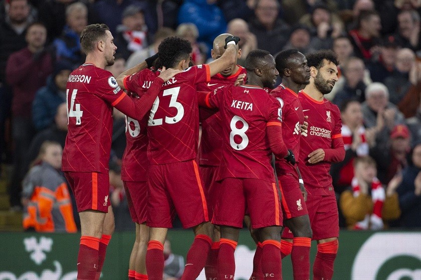 Thắng đậm Man Utd, Liverpool lên vị trí đầu bảng Ngoại hạng Anh