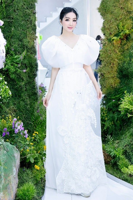 Ngọc Trinh ngọt ngào với đầm đỏ và năng động ở Vĩnh Phúc Ngọc Trinh ngọt ngào với đầm đỏ và năng động ở Vĩnh Phúc