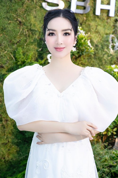 Thời trang đơn sắc trắng giúp Hoa hậu Giáng My ngày càng đẹp và trẻ Thời trang đơn sắc trắng giúp Hoa hậu Giáng My ngày càng đẹp và trẻ