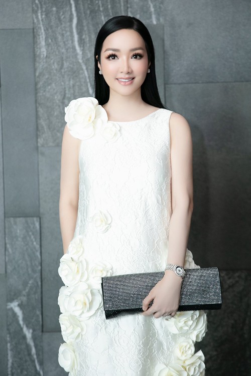 Thời trang đơn sắc trắng giúp Hoa hậu Giáng My ngày càng đẹp và trẻ Thời trang đơn sắc trắng giúp Hoa hậu Giáng My ngày càng đẹp và trẻ