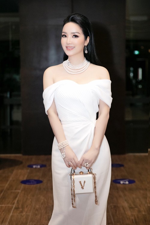 Thời trang đơn sắc trắng giúp Hoa hậu Giáng My ngày càng đẹp và trẻ Thời trang đơn sắc trắng giúp Hoa hậu Giáng My ngày càng đẹp và trẻ