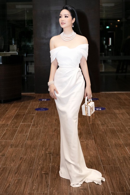 Thời trang đơn sắc trắng giúp Hoa hậu Giáng My ngày càng đẹp và trẻ Thời trang đơn sắc trắng giúp Hoa hậu Giáng My ngày càng đẹp và trẻ