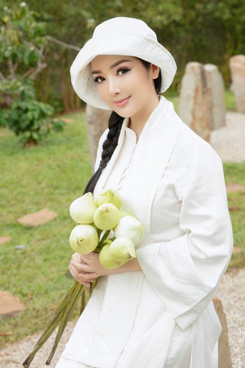 Thời trang đơn sắc trắng giúp Hoa hậu Giáng My ngày càng đẹp và trẻ Thời trang đơn sắc trắng giúp Hoa hậu Giáng My ngày càng đẹp và trẻ