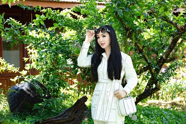 Thời trang đơn sắc trắng giúp Hoa hậu Giáng My ngày càng đẹp và trẻ Thời trang đơn sắc trắng giúp Hoa hậu Giáng My ngày càng đẹp và trẻ