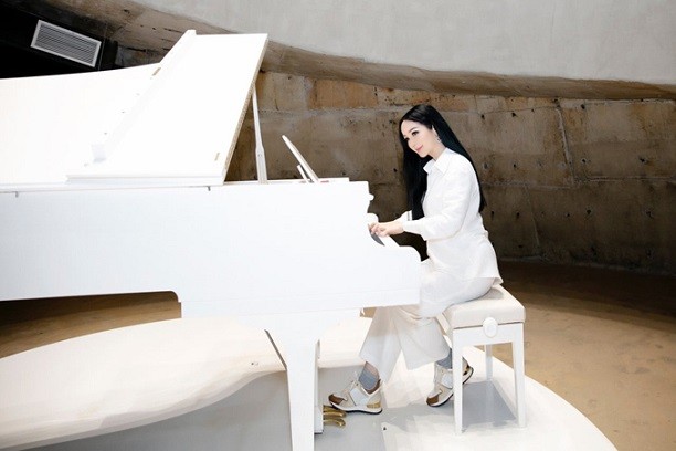 Thời trang đơn sắc trắng giúp Hoa hậu Giáng My ngày càng đẹp và trẻ Thời trang đơn sắc trắng giúp Hoa hậu Giáng My ngày càng đẹp và trẻ