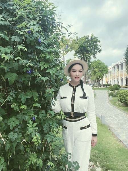 Thời trang đơn sắc trắng giúp Hoa hậu Giáng My ngày càng đẹp và trẻ Thời trang đơn sắc trắng giúp Hoa hậu Giáng My ngày càng đẹp và trẻ