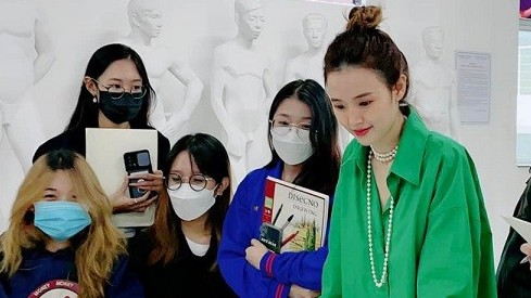 Thời trang thanh lịch lên giảng đường kết hợp đi chơi của cô giáo Midu