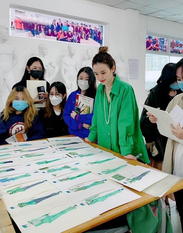 Thời trang thanh lịch lên giảng đường của cô giáo Midu