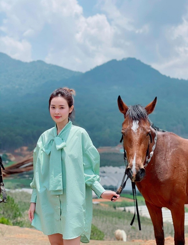 Thời trang thanh lịch lên giảng đường của cô giáo Midu