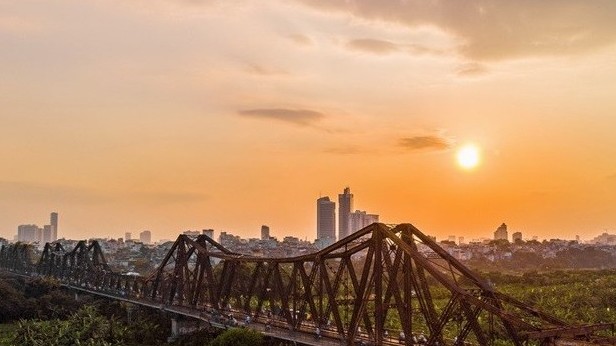 Dự báo thời tiết đêm nay và ngày mai (22-23/4): Hà Nội đêm không mưa; Tây Bắc, vùng núi Bắc miền Trung và Nam Bộ có nắng nóng 35 độ C