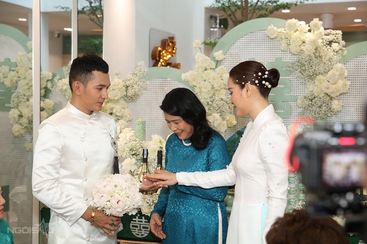 Cô dâu Phương Trinh Jolie xúc động trong lễ vu quy