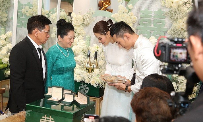 Cô dâu Phương Trinh Jolie xúc động trong lễ vu quy