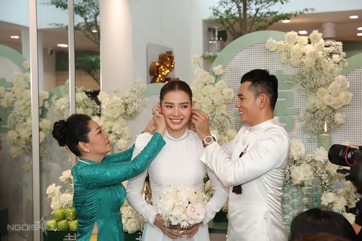 Cô dâu Phương Trinh Jolie xúc động trong lễ vu quy
