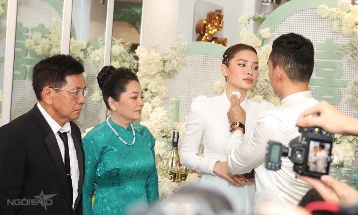 Cô dâu Phương Trinh Jolie xúc động trong lễ vu quy