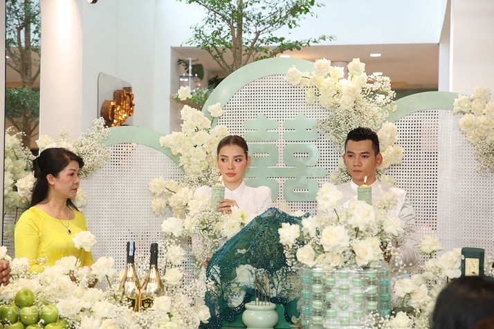 Cô dâu Phương Trinh Jolie xúc động trong lễ vu quy