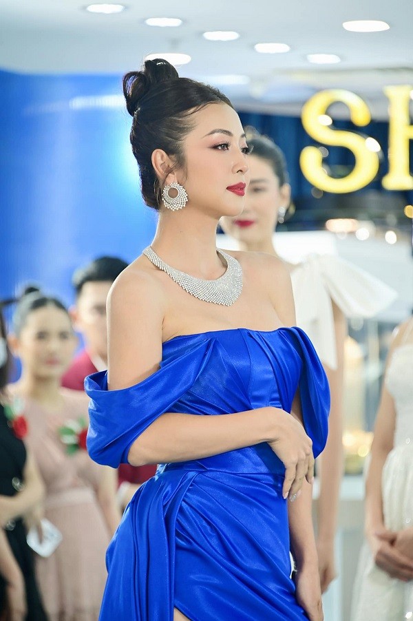 Hoa hậu Jennifer Phạm đẹp sang trọng và sắc sảo trên sàn