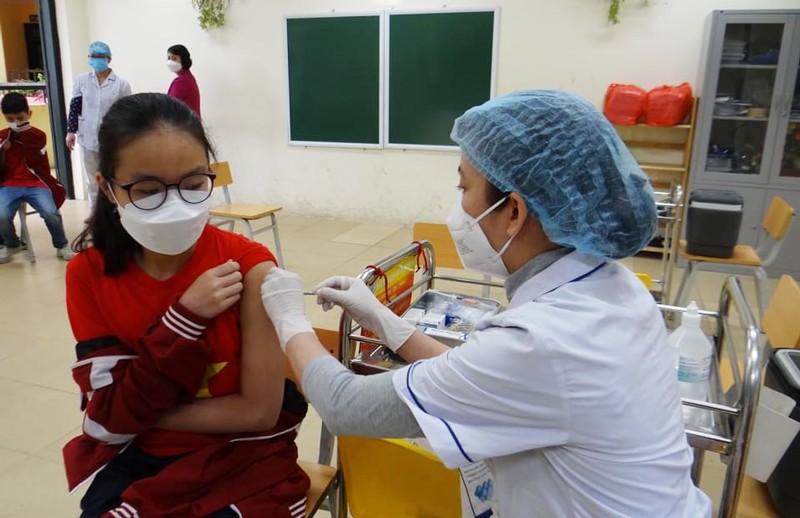 Hà Nội tiêm vaccine phòng Covid-19 cho học sinh lớp 6. (Nguồn: Hà Nội mới) Hà Nội tiêm vaccine phòng Covid-19 cho học sinh lớp 6. (Nguồn: Hà Nội mới)