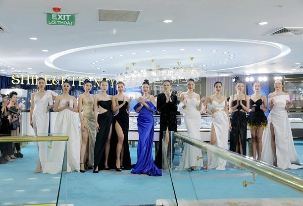 Hoa hậu Jennifer Phạm đẹp sang trọng và sắc sảo trên sàn