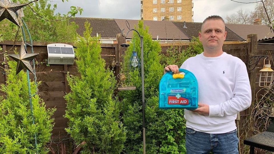 Nhanh trí cứu sống hàng xóm bằng con gà trong tủ lạnh