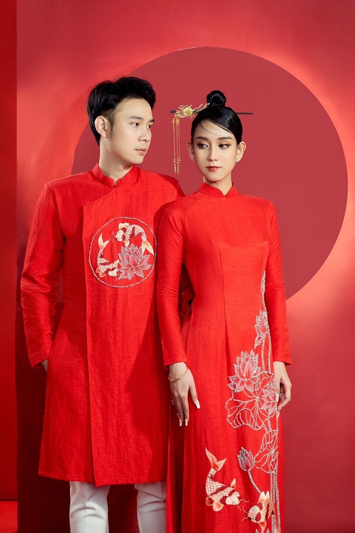 Gợi ý áo dài đôi màu đỏ dành cho đám cưới mùa Hè