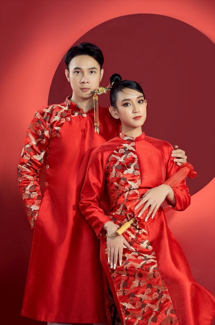Gợi ý áo dài đôi màu đỏ dành cho đám cưới mùa Hè