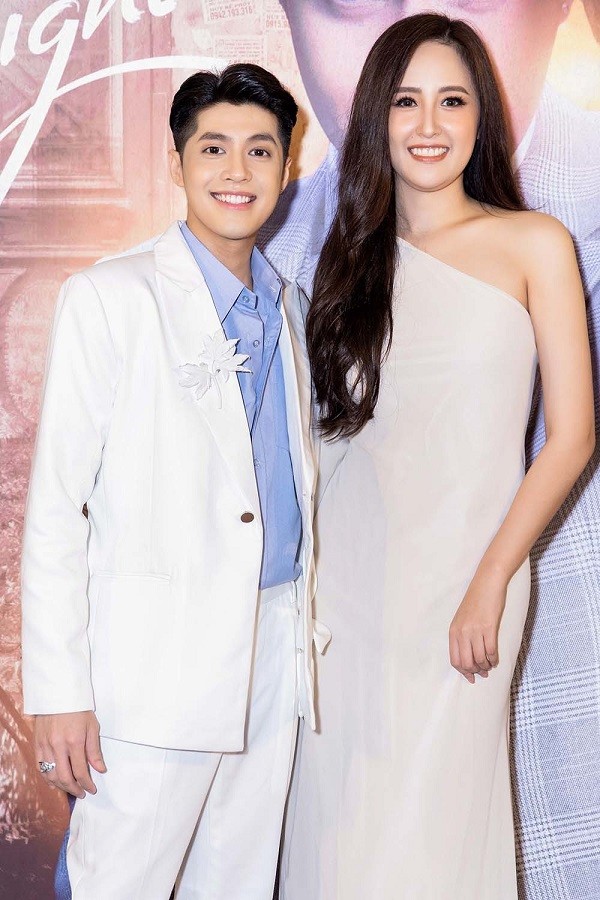 Hoa hậu Mai Phương Thúy diện bộ váy lệch vai thướt tha đến chúc mừng Noo Phước Thịnh. Cô và nam ca sĩ hay gọi nhau là 'chồng', 'vợ' và tình tứ mỗi lần xuất hiện chung.
