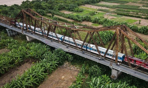 Dự báo thời tiết đêm nay và ngày mai (29-30/4): Hà Nội nhiều mây; vùng núi Bắc Bộ đêm mưa rào rải rác; phía Nam mưa vừa mưa to