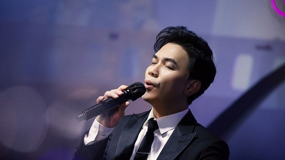 Mạnh Quỳnh gây xúc động trong đêm nhạc tưởng nhớ cố ca sĩ Phi Nhung