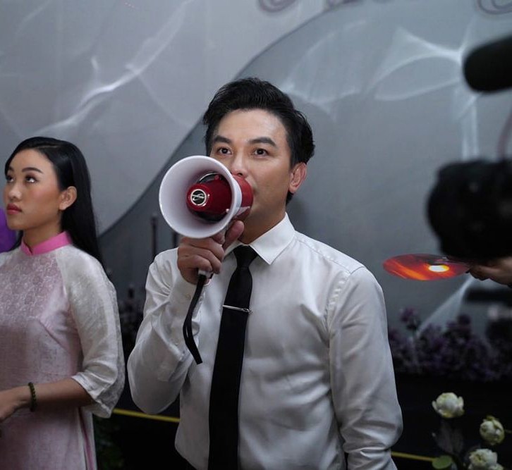 Mạnh Quỳnh tận tâm trong đêm nhạc tưởng nhớ cố ca sĩ Phi Nhung