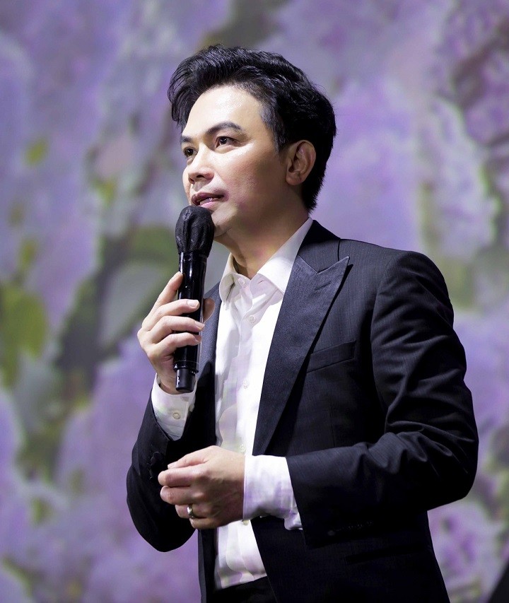 Mạnh Quỳnh tận tâm trong đêm nhạc tưởng nhớ cố ca sĩ Phi Nhung