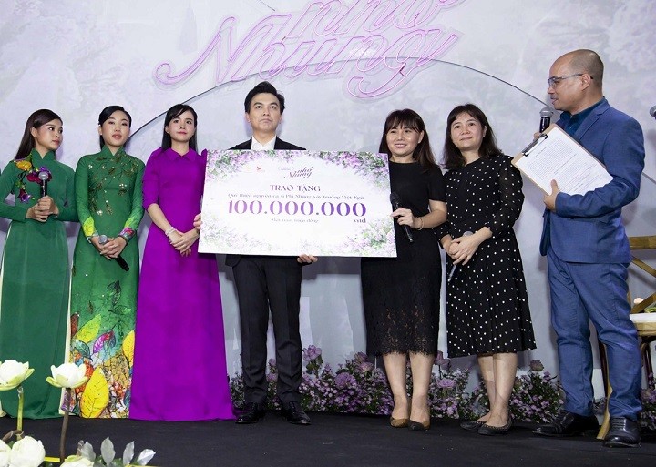 Mạnh Quỳnh tận tâm trong đêm nhạc tưởng nhớ cố ca sĩ Phi Nhung