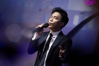 Mạnh Quỳnh gây xúc động trong đêm nhạc tưởng nhớ cố ca sĩ Phi Nhung