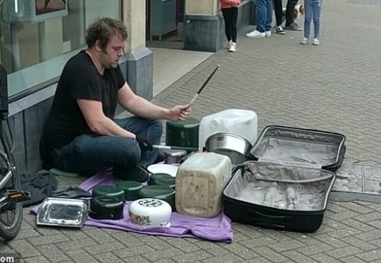 Hút hồn xem nghệ sĩ đường phố chơi nhạc bằng… nồi xoong