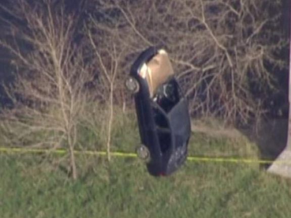 Canada: Bí ẩn vụ xe hơi treo lơ lửng trên cầu