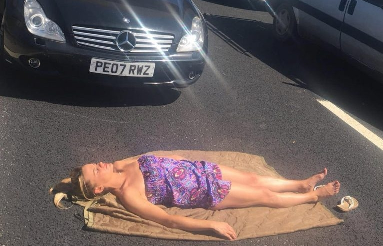 Nản lòng vì kẹt xe, bà mẹ trải chăn ra giữa đường tắm nắng