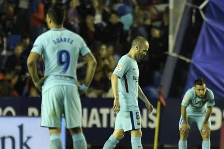 Nhà vô địch Barcelona vỡ mộng bất bại ở trận cầu có 9 bàn thắng