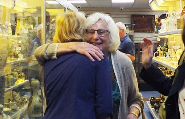 Bình hoa “vứt xó nhà” có giá… 2,7 tỷ đồng