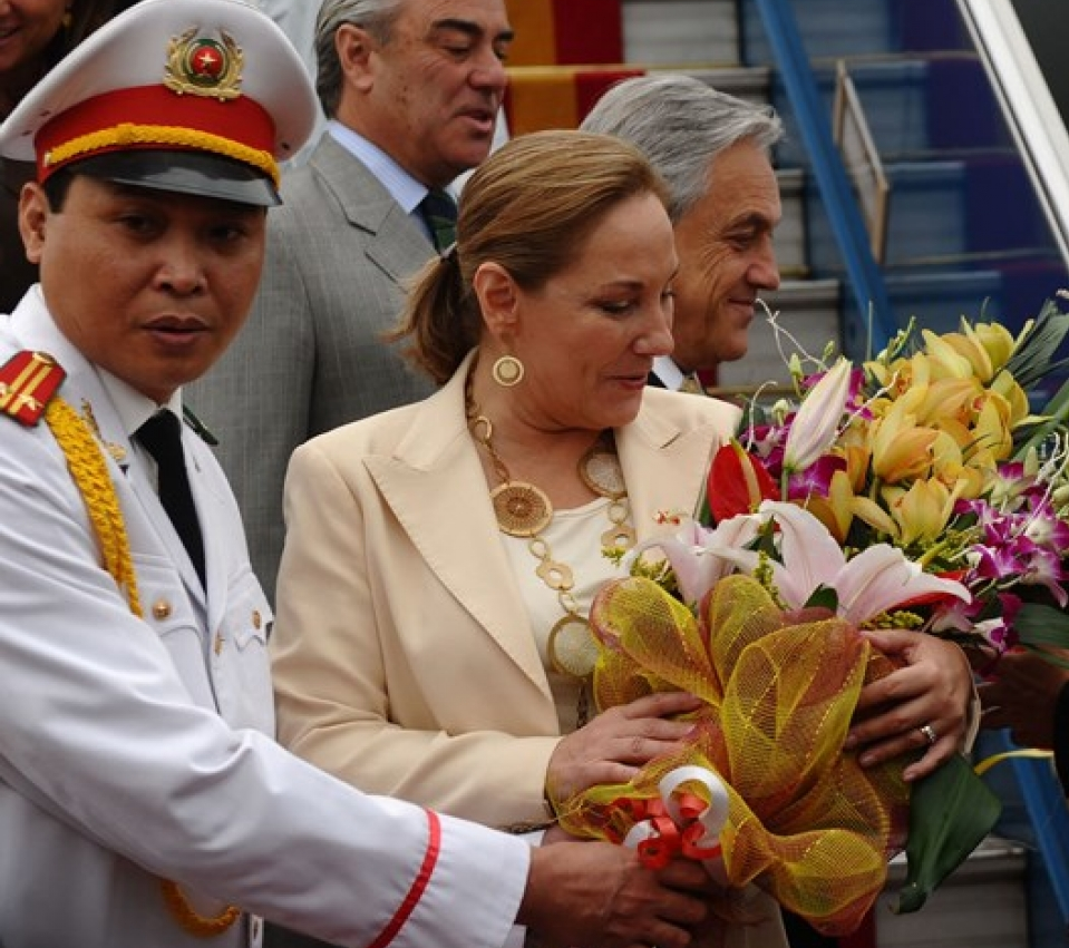 Biểu cảm bất ngờ của các nhà lãnh đạo thế giới khi được tặng hoa