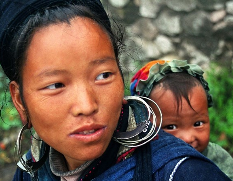 Nhiếp ảnh gia người Bỉ đi khắp thế giới 10 năm để chụp ảnh mẹ con