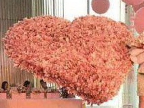 Gây sốc khi tặng bạn gái bó hoa làm từ hàng ngàn tờ tiền