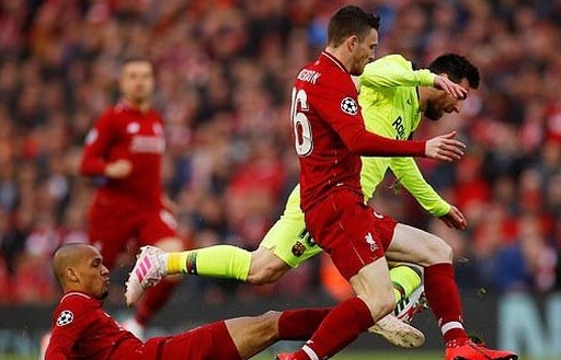 Messi tức giận "chỉ thẳng mặt" hậu vệ Liverpool chơi xấu