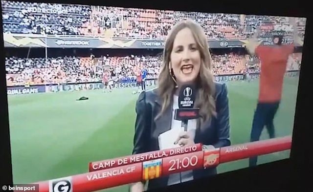 europa league bi sut bong trung dau nu phong vien mat tich tren song truc tiep