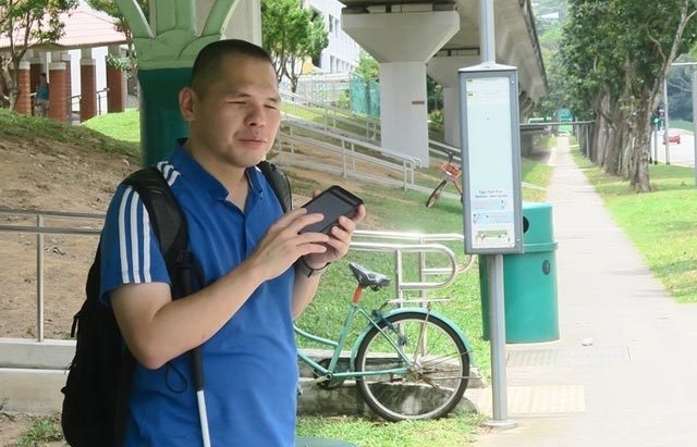 Xem người mù bấm điện thoại nhanh hơn người sáng mắt